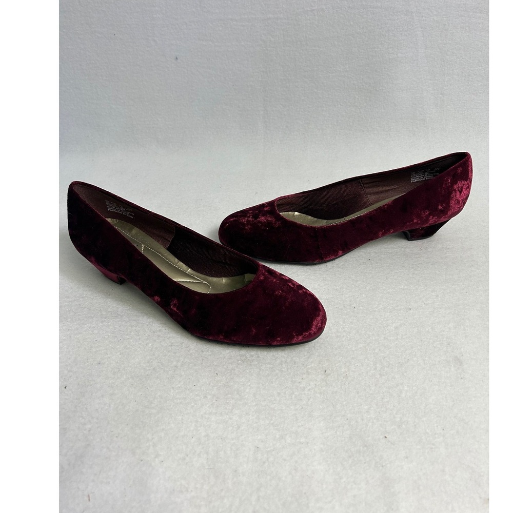 Holiday Velvet Soft Style Womens 10 Burgundy Wine Low Wedge Round Toe Pumps